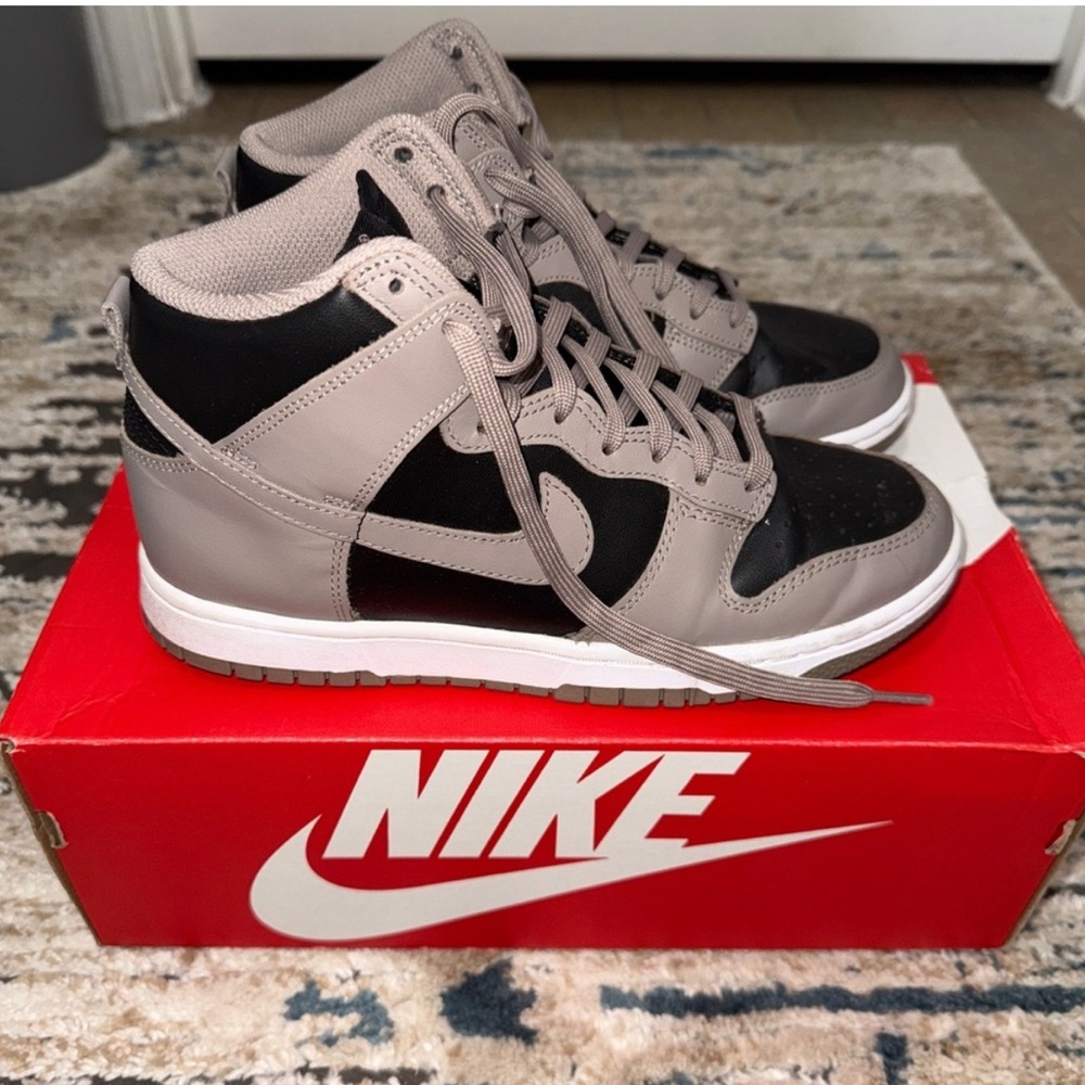 Nike Women's Sneakers in Black and Gray